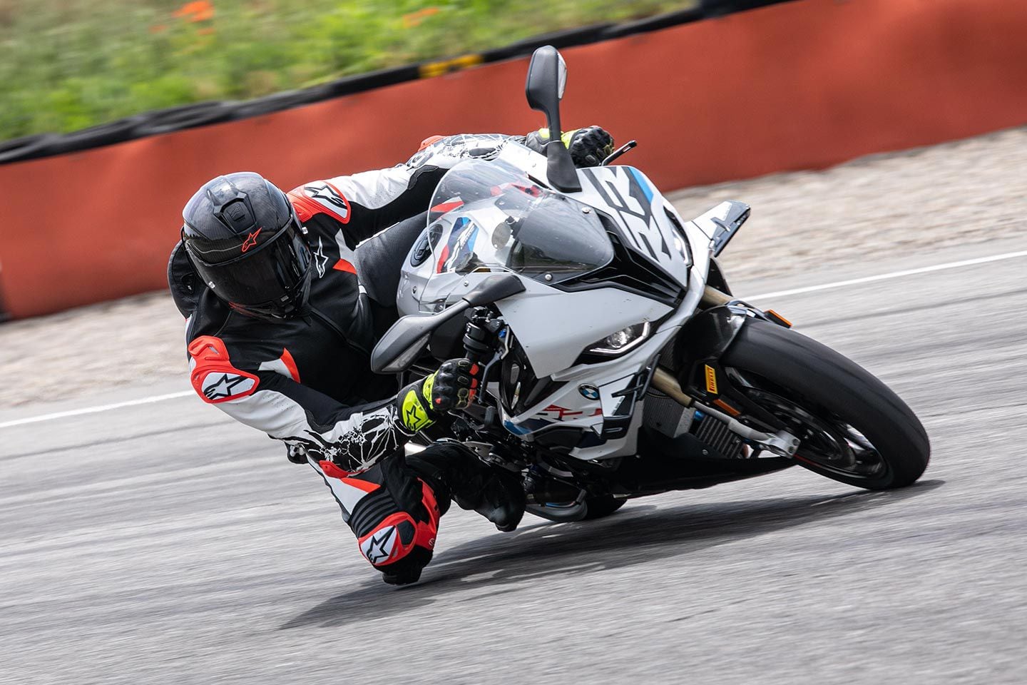 The combination of enhanced aerodynamics and large eyeport with reduced side line help the rider when off the bike and looking through a corner. Even in this fully exposed position and cornering at high speeds, there’s very little drag.
