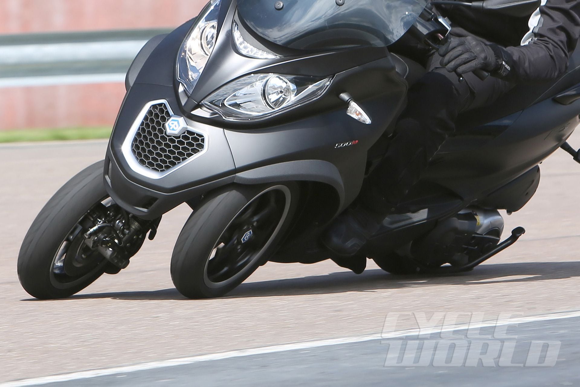 Here you can see how the current MP3’s entire body leans together, which sets the headlights at an angle and isn’t as aerodynamically efficient.