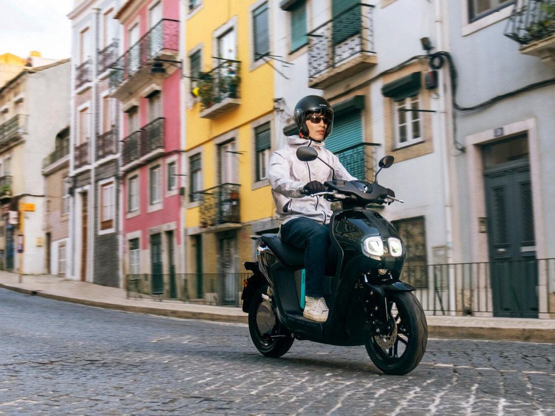 With a top speed of 28mph and peak power of just 3.35 hp, the Neo’s is aimed squarely at inner city commuters.