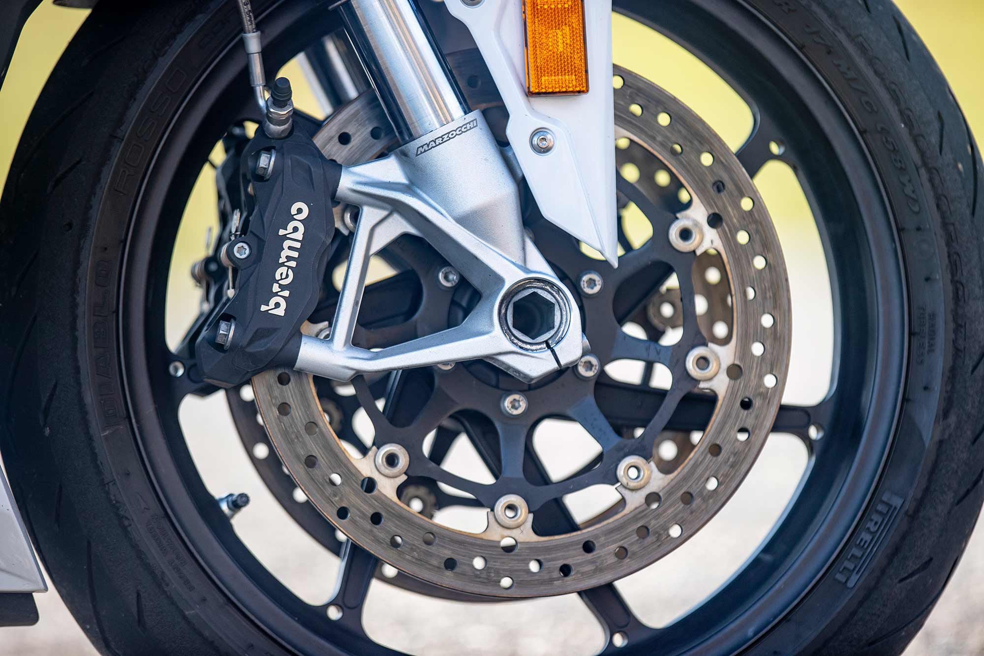 Brembo Monoblock calipers squeeze 320mm front discs.