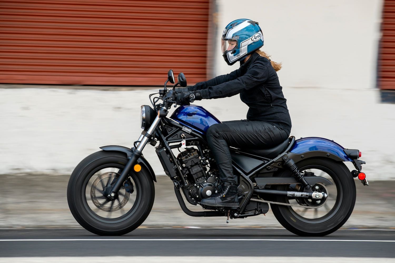 Knees up and arms outstretched make up the Rebel’s ergonomics.