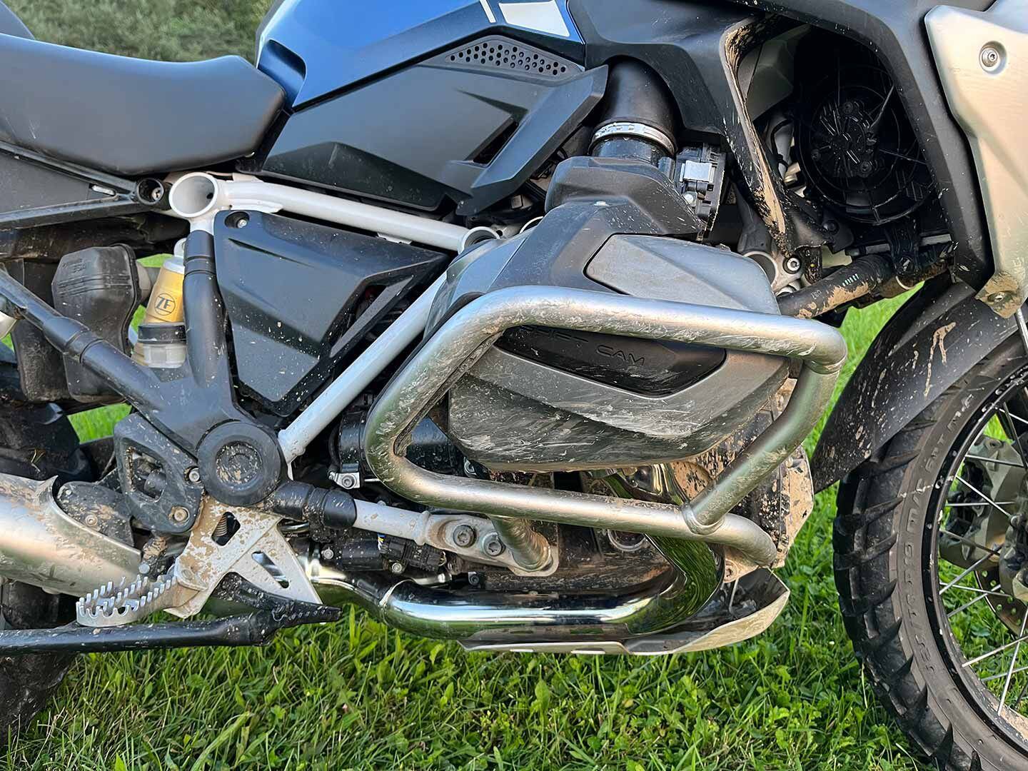 Proof of effort: scratched cylinder head covers despite factory crashbars. For riders training on their own bikes, more complete protection is a must.