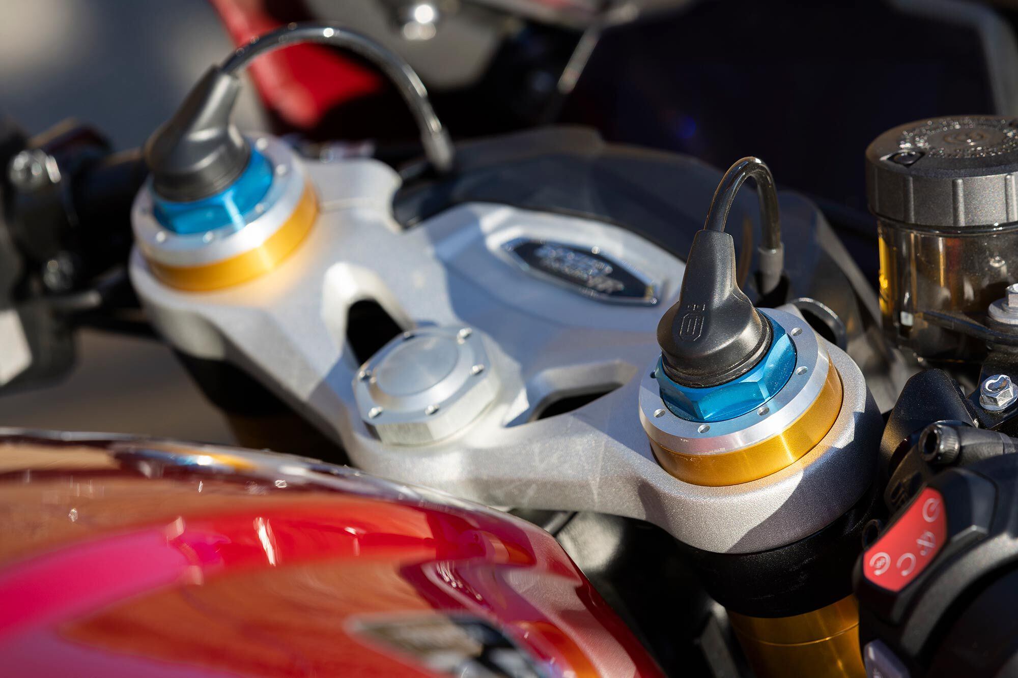 A 43mm Öhlins fork is electronically controlled and can be adjusted with the various riding modes.