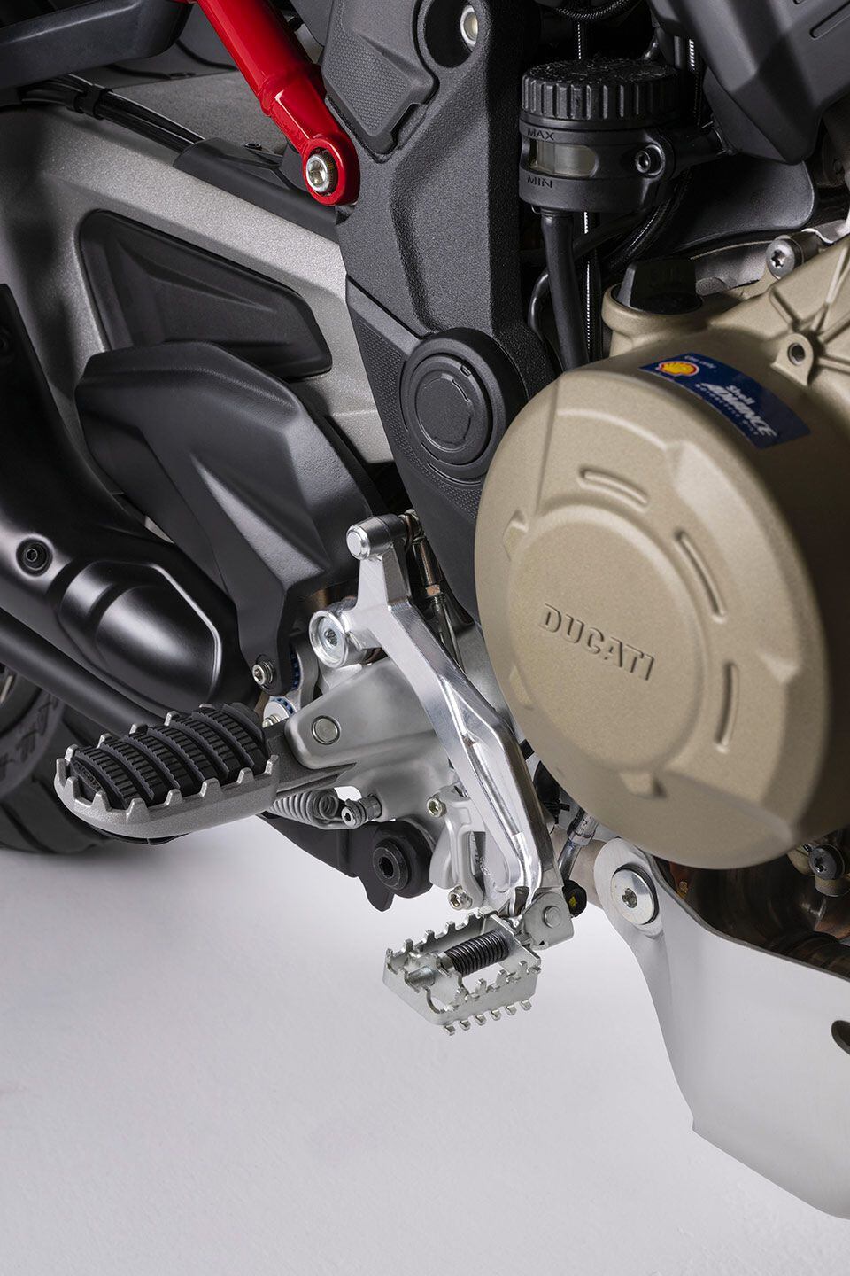 A flippable rear brake pedal tip allows for better feel and brake modulation while standing.