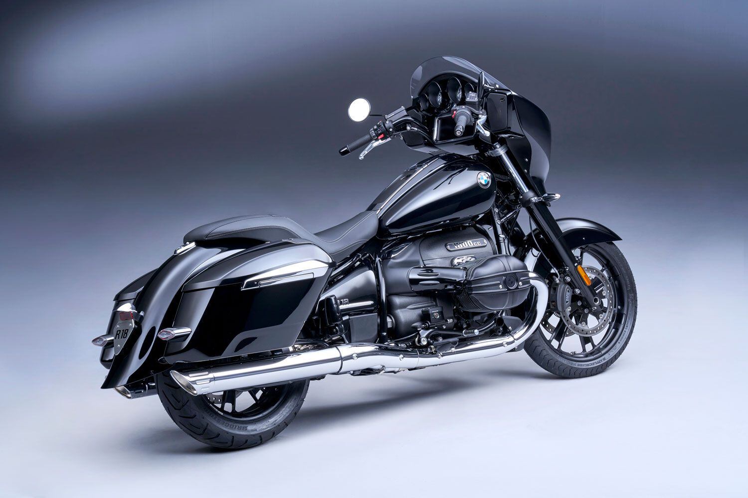 22 Bmw R 18 B And R 18 Transcontinental First Look Cycle World 22 Bmw R 18 B And R 18 Transcontinental First Look Cycle World