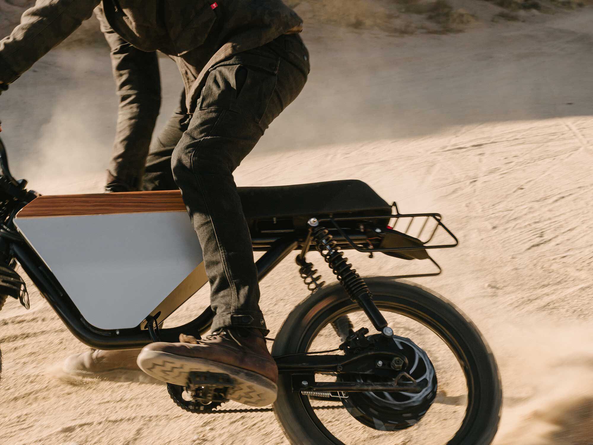 Even with the slim fit, the stretch denim of the Pando Moto Mark Kev 01 pants allows for a full range of motion while riding.