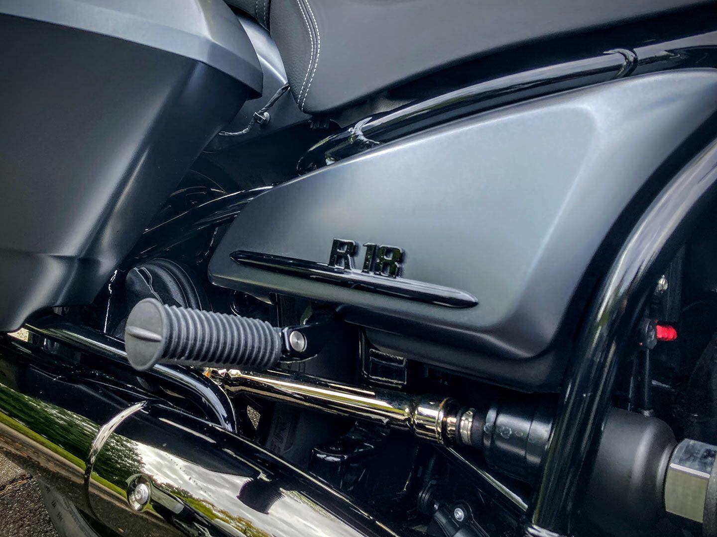 The exposed driveshaft of the R 18, along with basic accommodations for passenger feet.