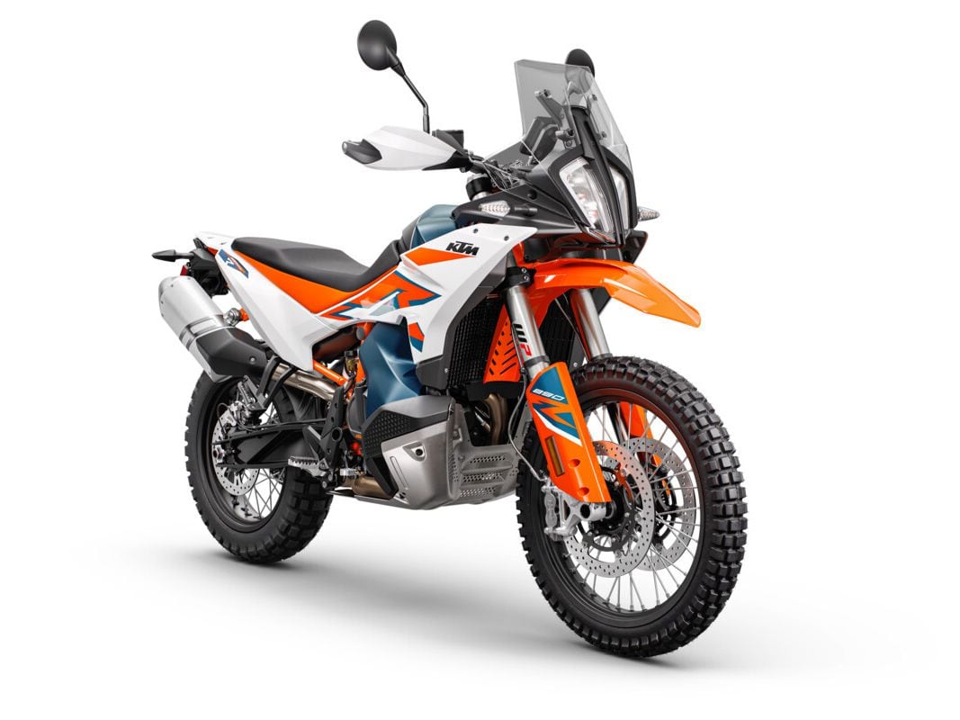 With off-road riding the main focus, the 2023 KTM 890 Adventure R arrives with 21/18-inch wheels spooned in Continental TKC 80s.