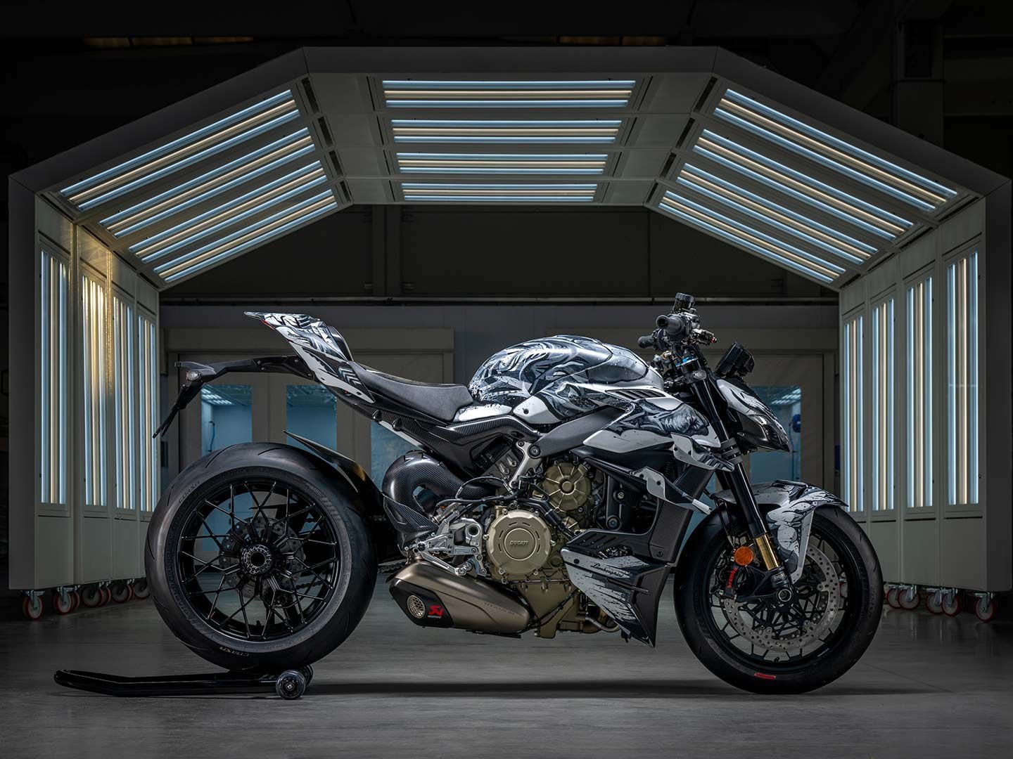 "Centauro", a work of art by Paolo Troilo painted on a Ducati Streetfighter V4 Lamborghini Speciale Clienti