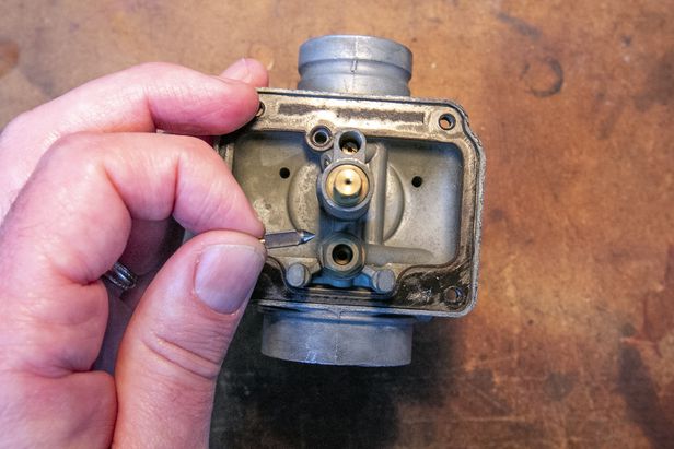 Motorcycle carburetor clearance tuning