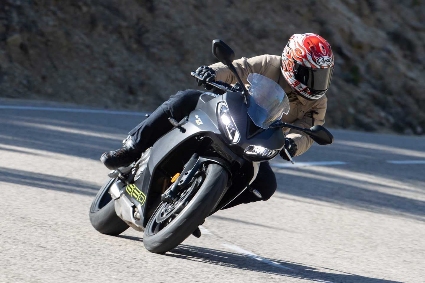 Le Daytona 660 présente une ergonomie sportive mais confortable.