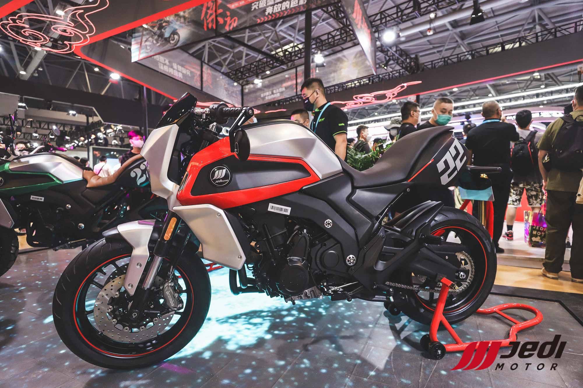 The sportier JFR750 version features lower bars, alloy wheels, and a nose fairing.