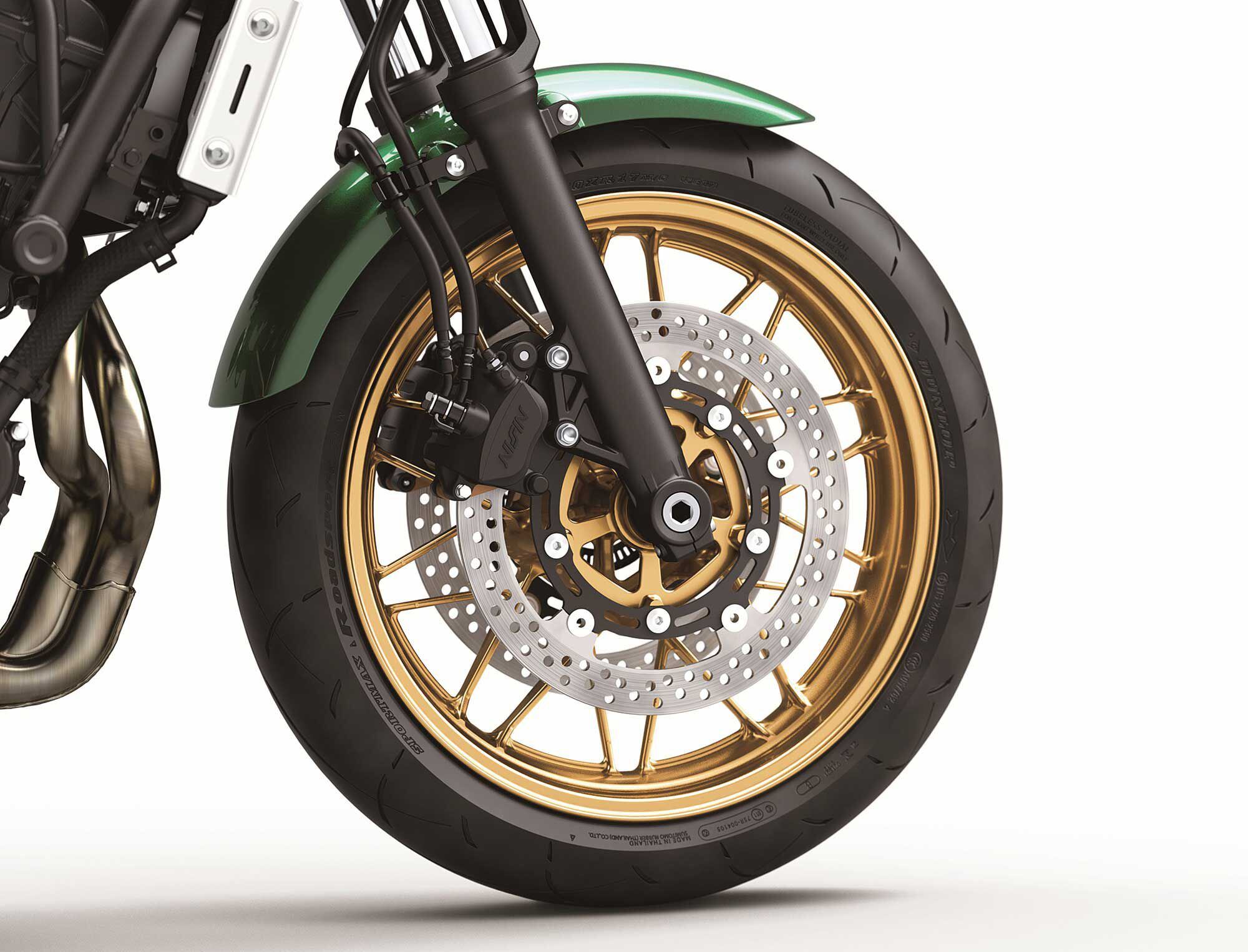 One of the most catching features of the Z650RS are these cast wheels with flat spokes used to resemble wire-spoke wheels. How can you deny these in gold?