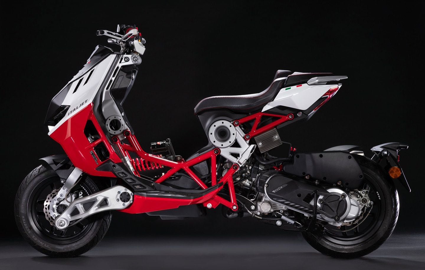 Front and rear swingarms are nothing new on the Italjet Dragster scooter.