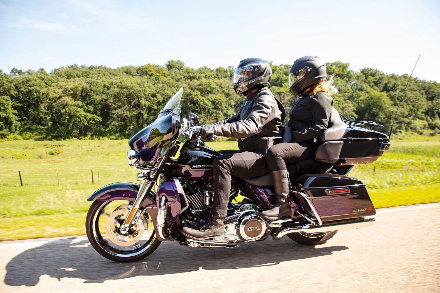 The 2021 CVO Limited rolls with a Twin-Cooled M-8 117 powertrain, Daymaker headlight, and new paint options.