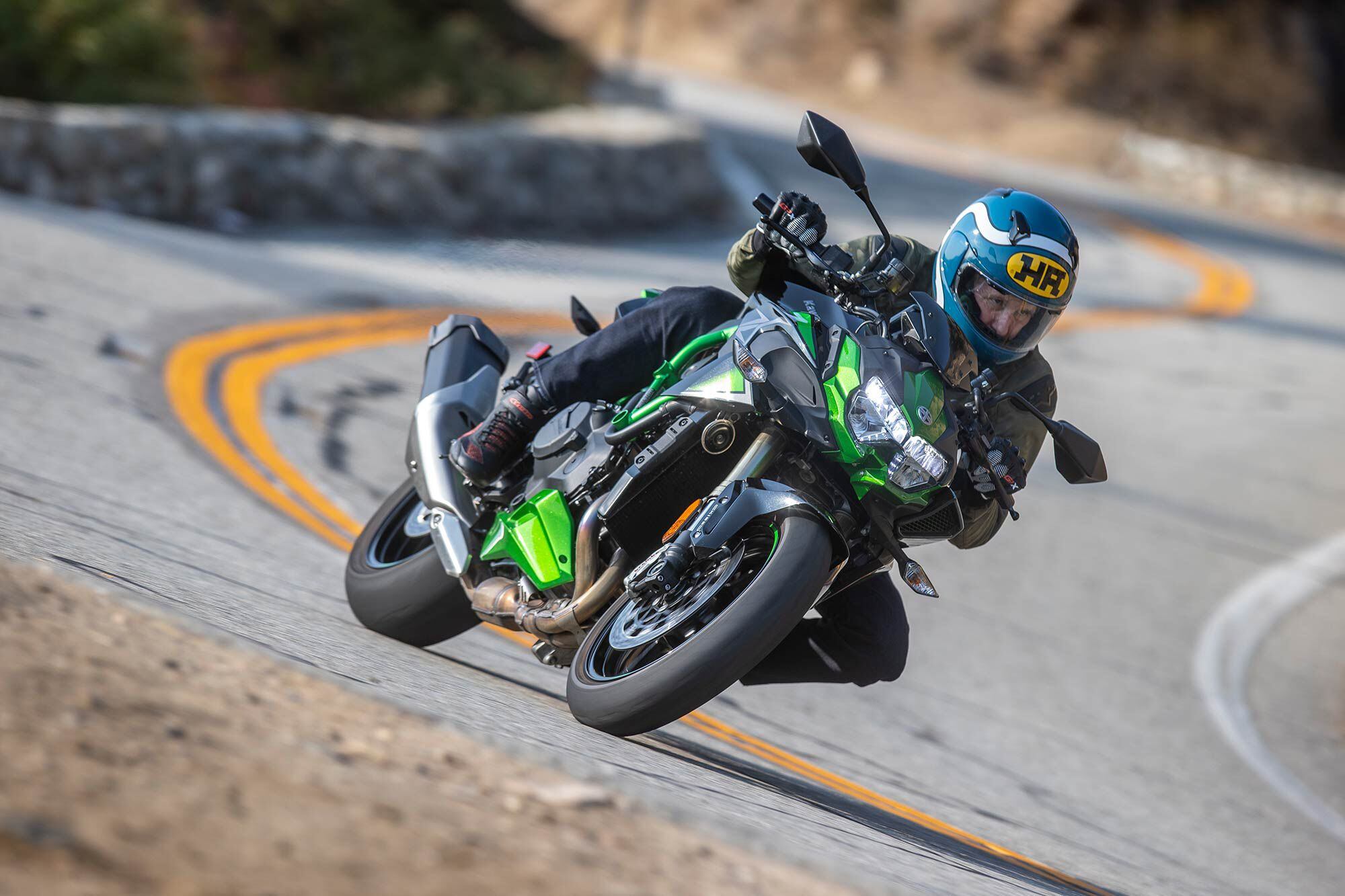 Thanks to its Skyhook suspension the Kawasaki Z H2 SE works in many situations.