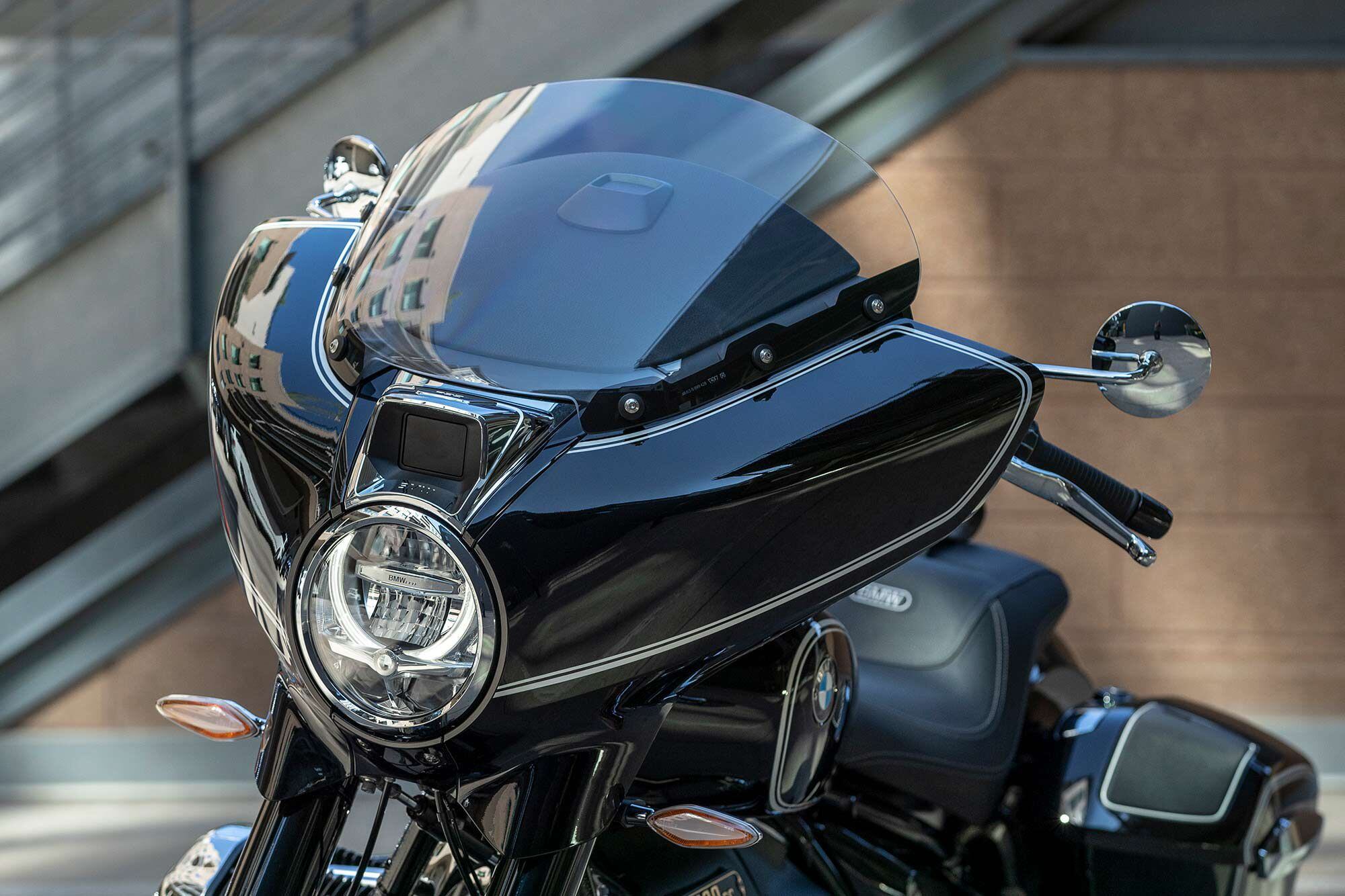 The all-new fairing for the R 18 B and Transcontinental features radars for Active Cruise Control and a fixed windshield.