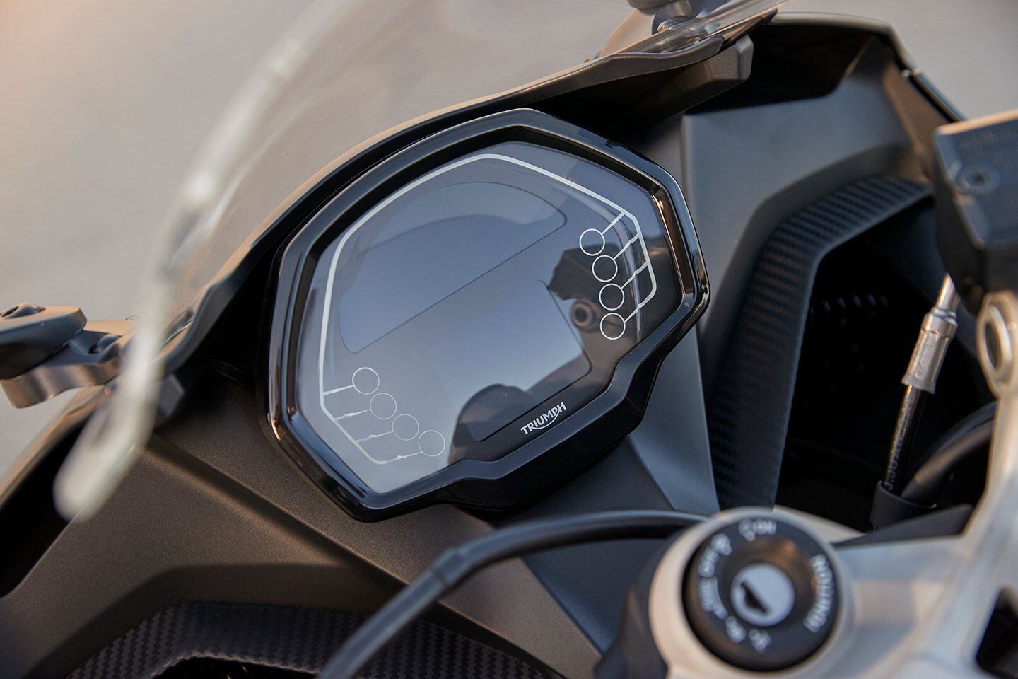 A similar dash to the Speed Triple R is used on the Daytona with a mix of LCD and TFT screens.