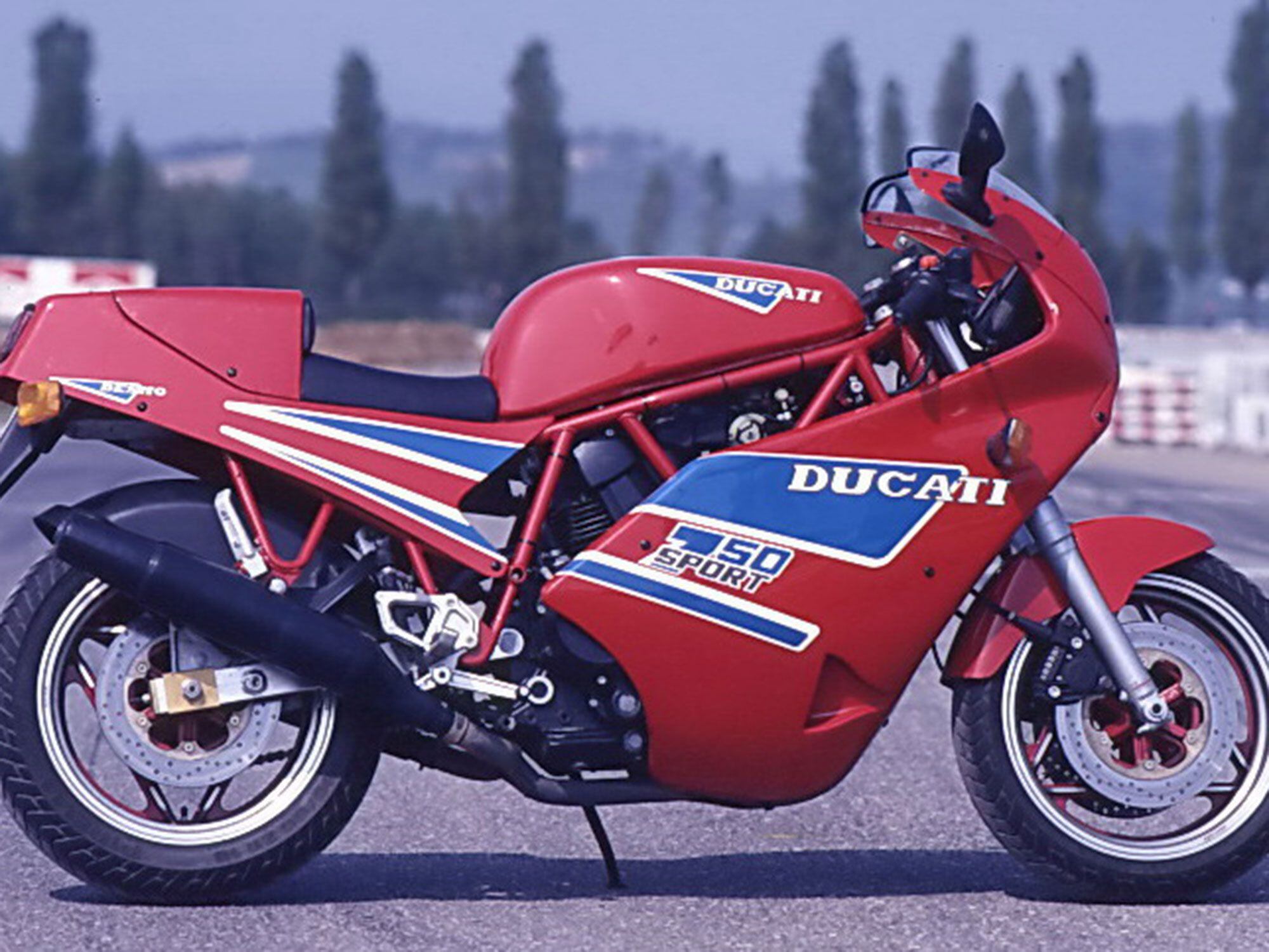 The 750 SuperSport was a weak attempt, but the following 900 SuperSport promptly corrected many of the issues.