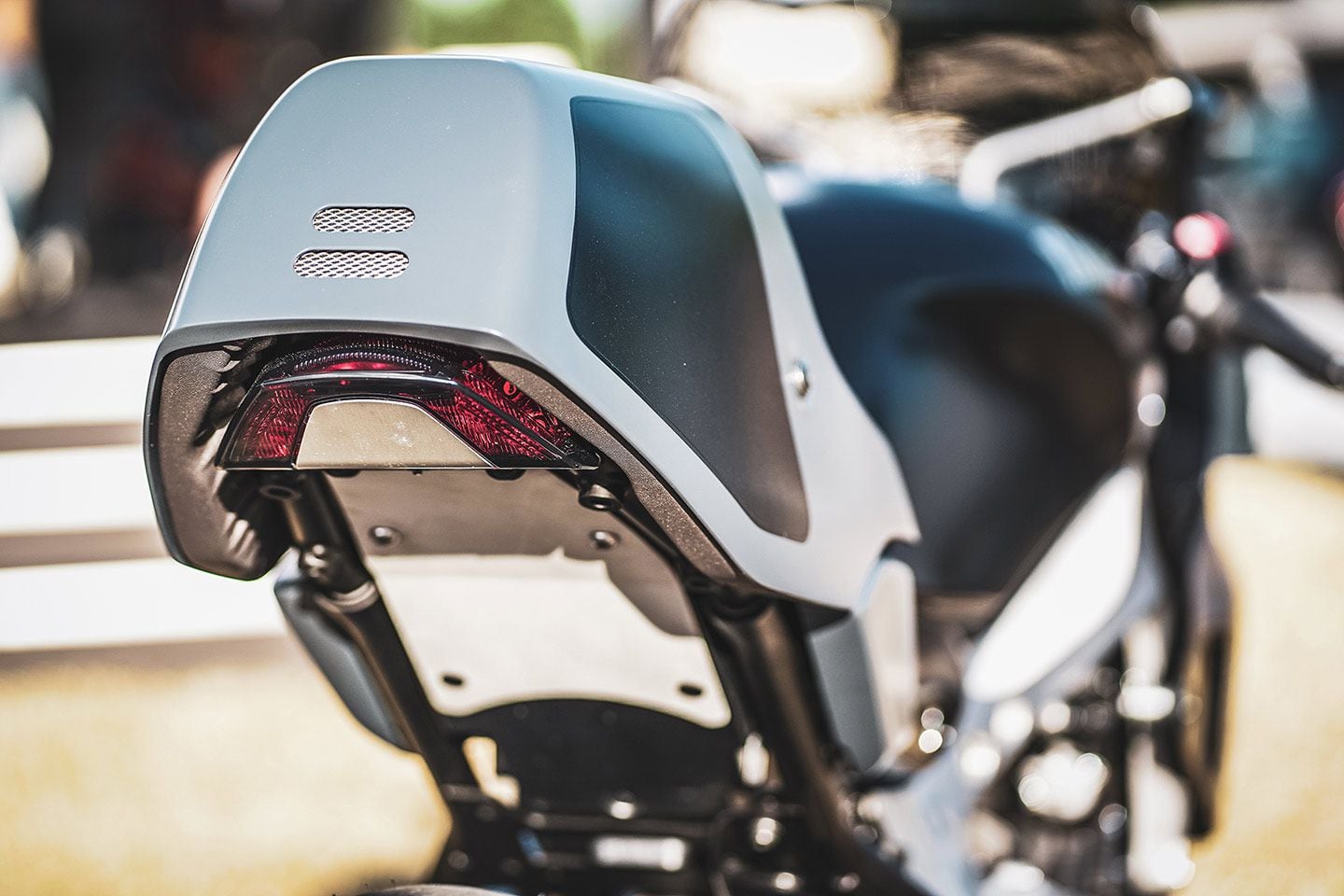 The single-seat rear end of the XSR900 DB40.