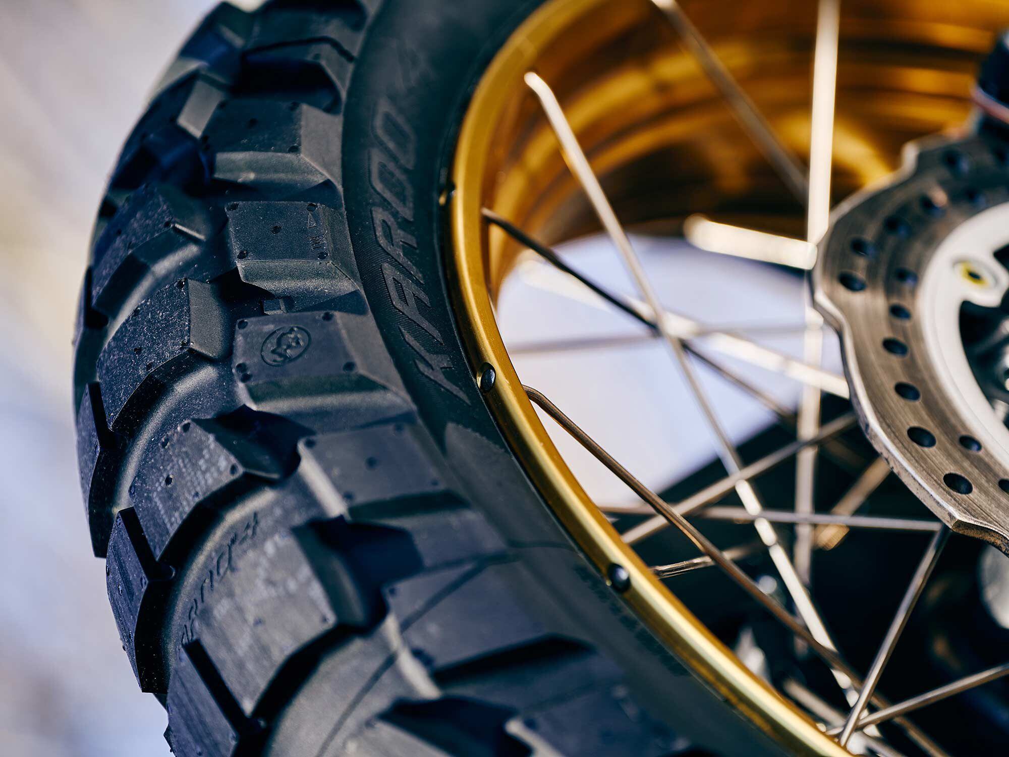 The Karoo 4’s side profile arrives with central spoon-shaped knobs to help clear dirt from the tire quicker.