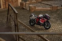 Bimota KB399 tahun 2027 terparkir di jalan masuk.