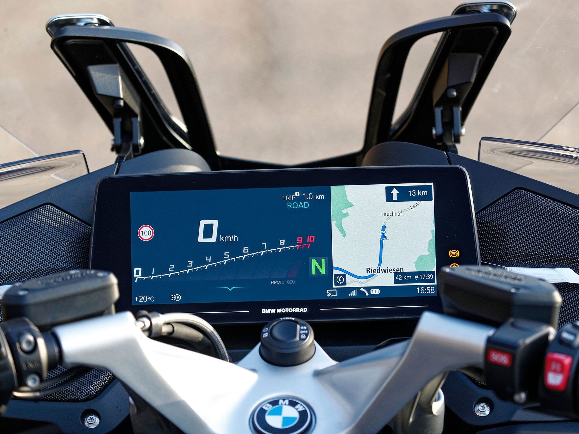 The R 1250 RT’s 10.25-inch TFT display is bright and easy to read.