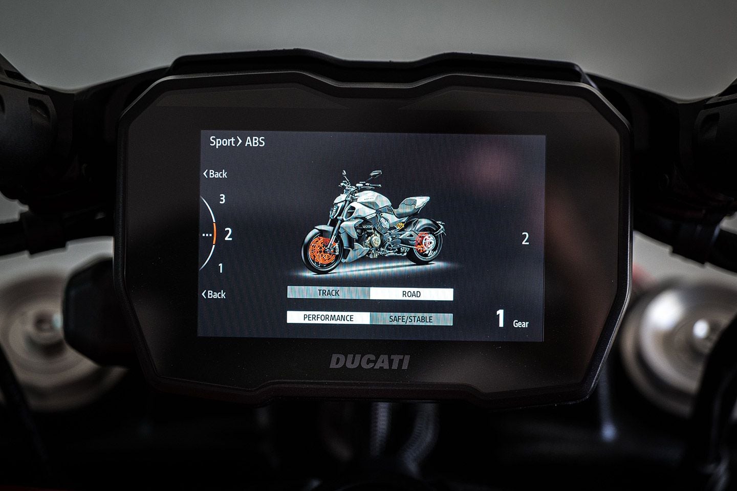 Illustrations clearly show the changes made in the settings menu on the Diavel V4.