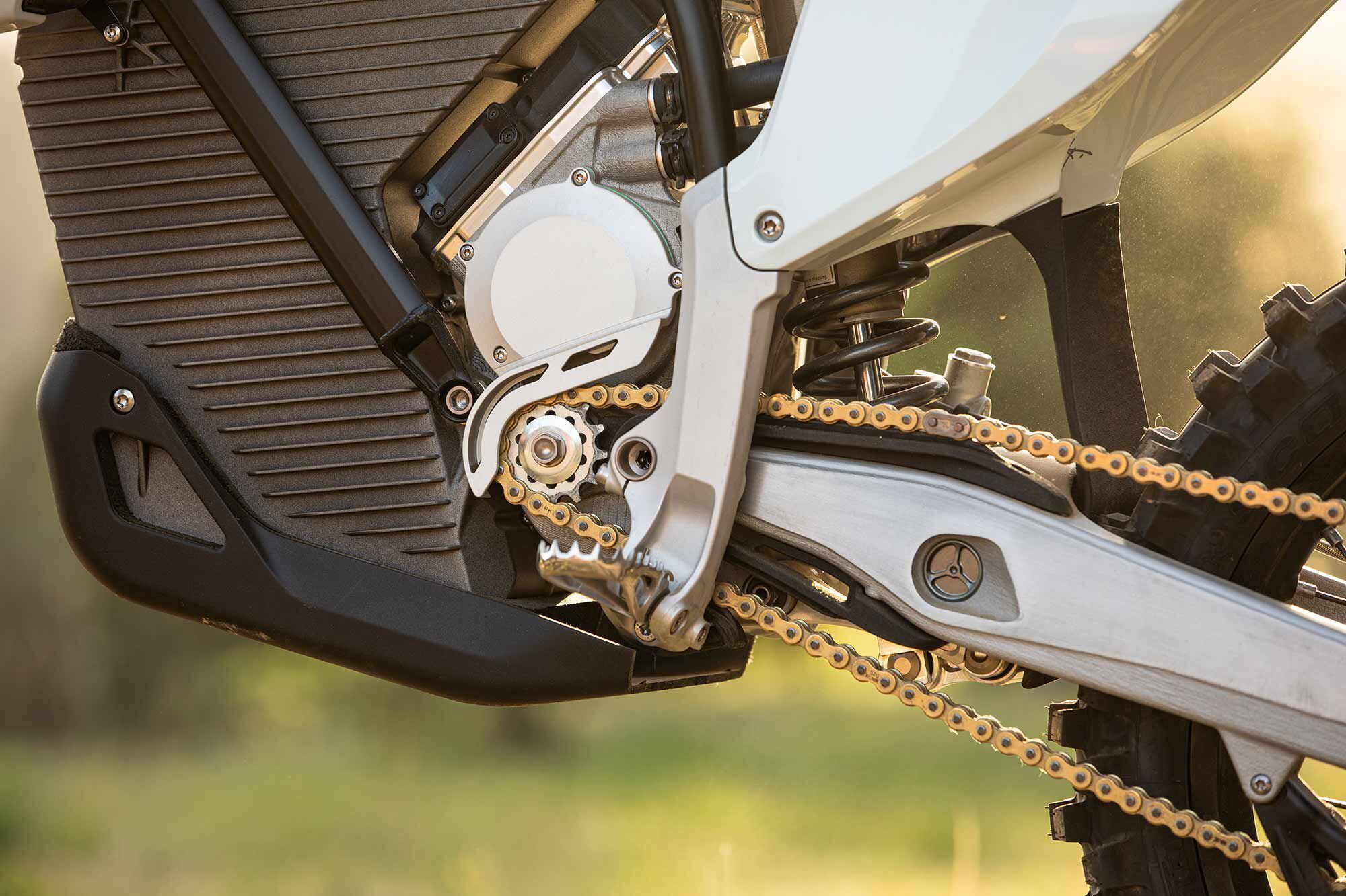 The Varg’s linkage is tucked up high and tight, minimizing the chances of it catching terrain or obstacles.