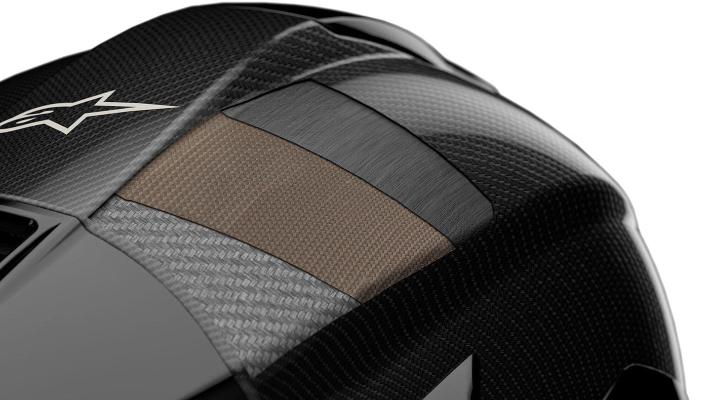 A 3K high-density carbon outer layer is the star of the show, but beneath that you’ll find a unidirectional carbon composite layer and a layer of aramid fiber and fiberglass. There are four shell sizes across the lineup.