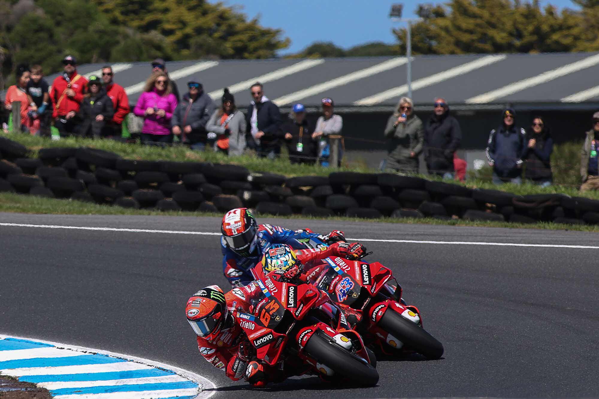 “Pecco” Bagnaia, leading here, now also leads the series. The last races have been disastrous for Yamaha’s Quatararo.