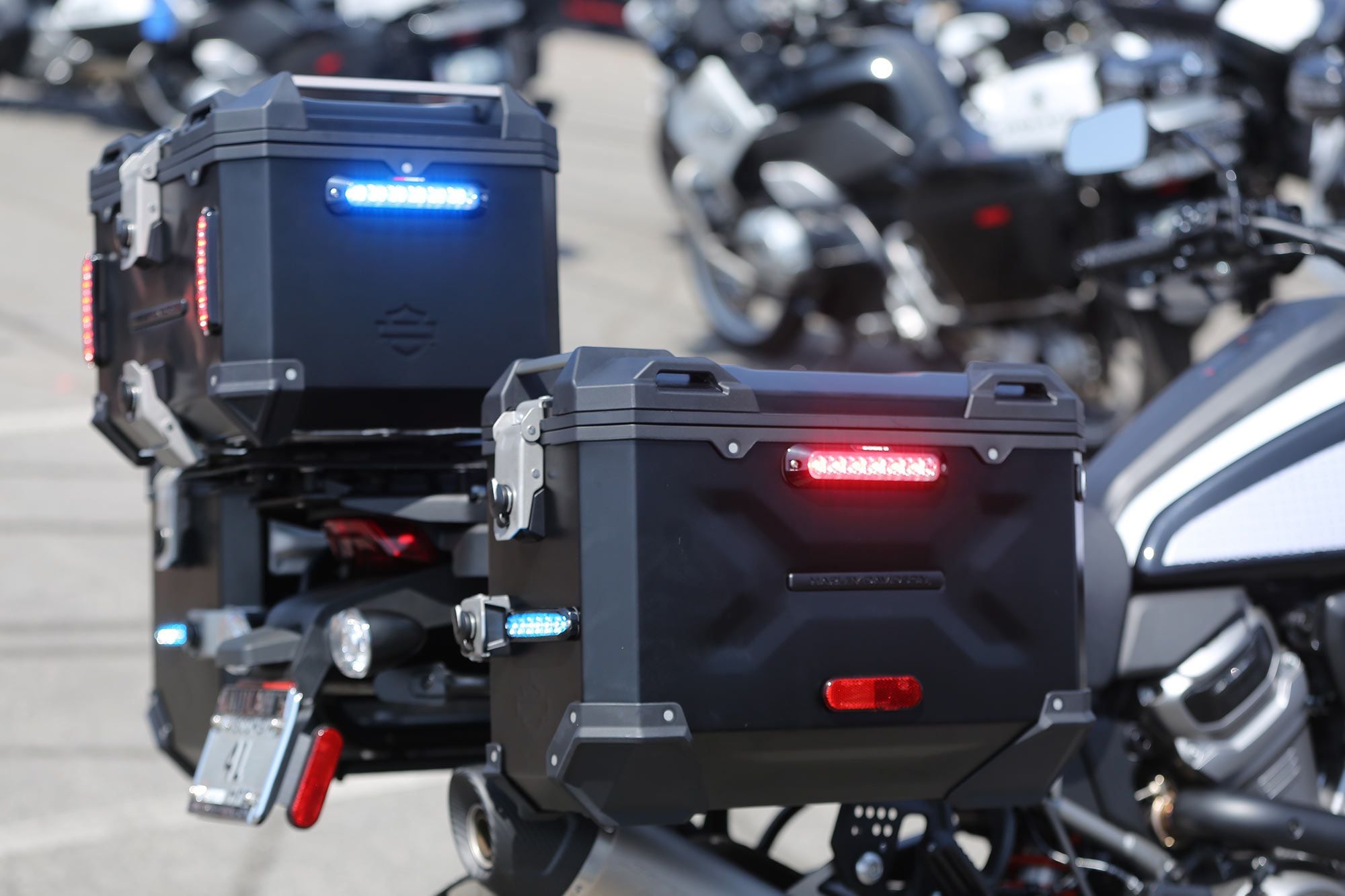 Harley-Davidson hard bags have been equipped with flashing red and blue lights.