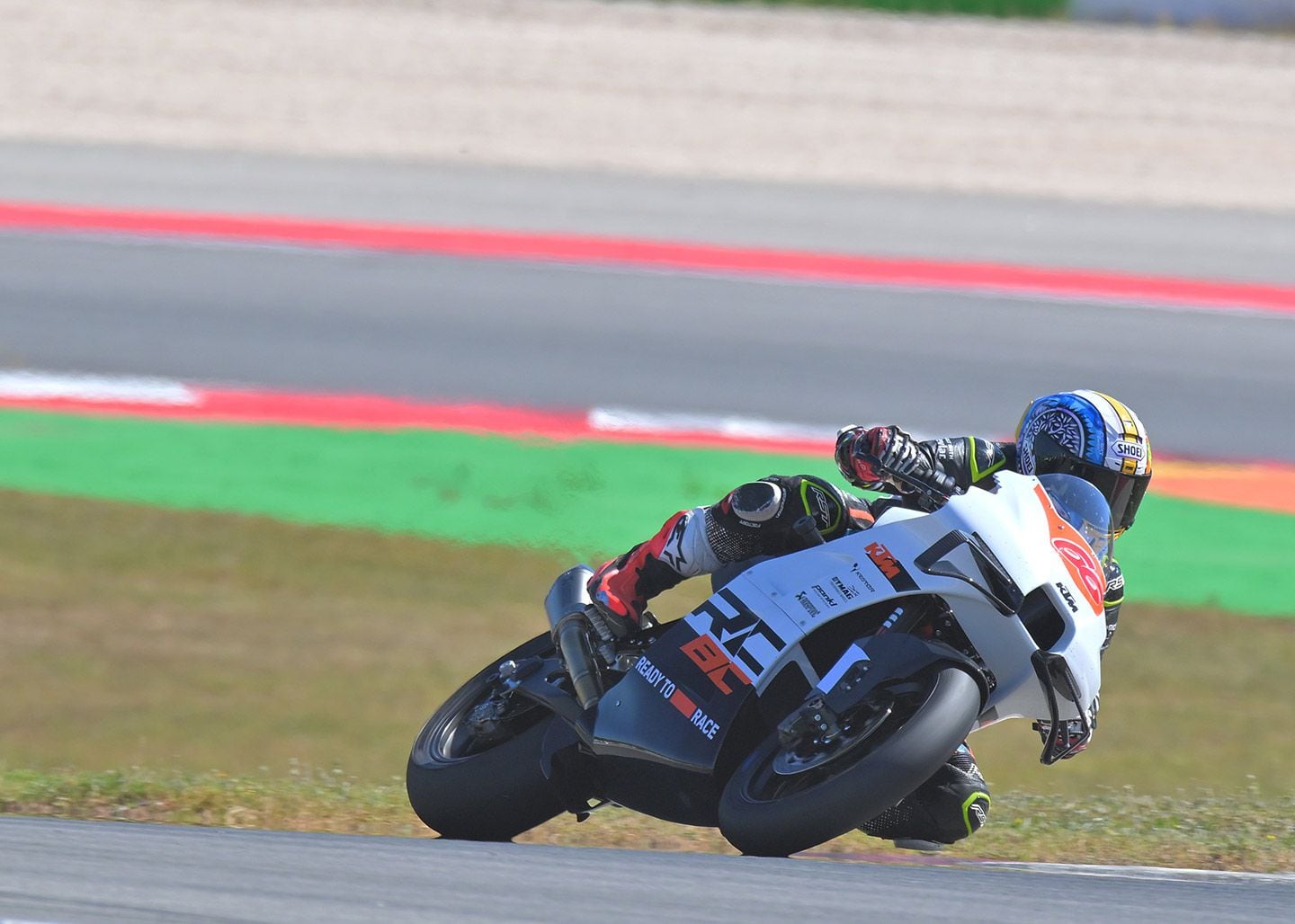 Handling is quick on the RC 8C but also stable.