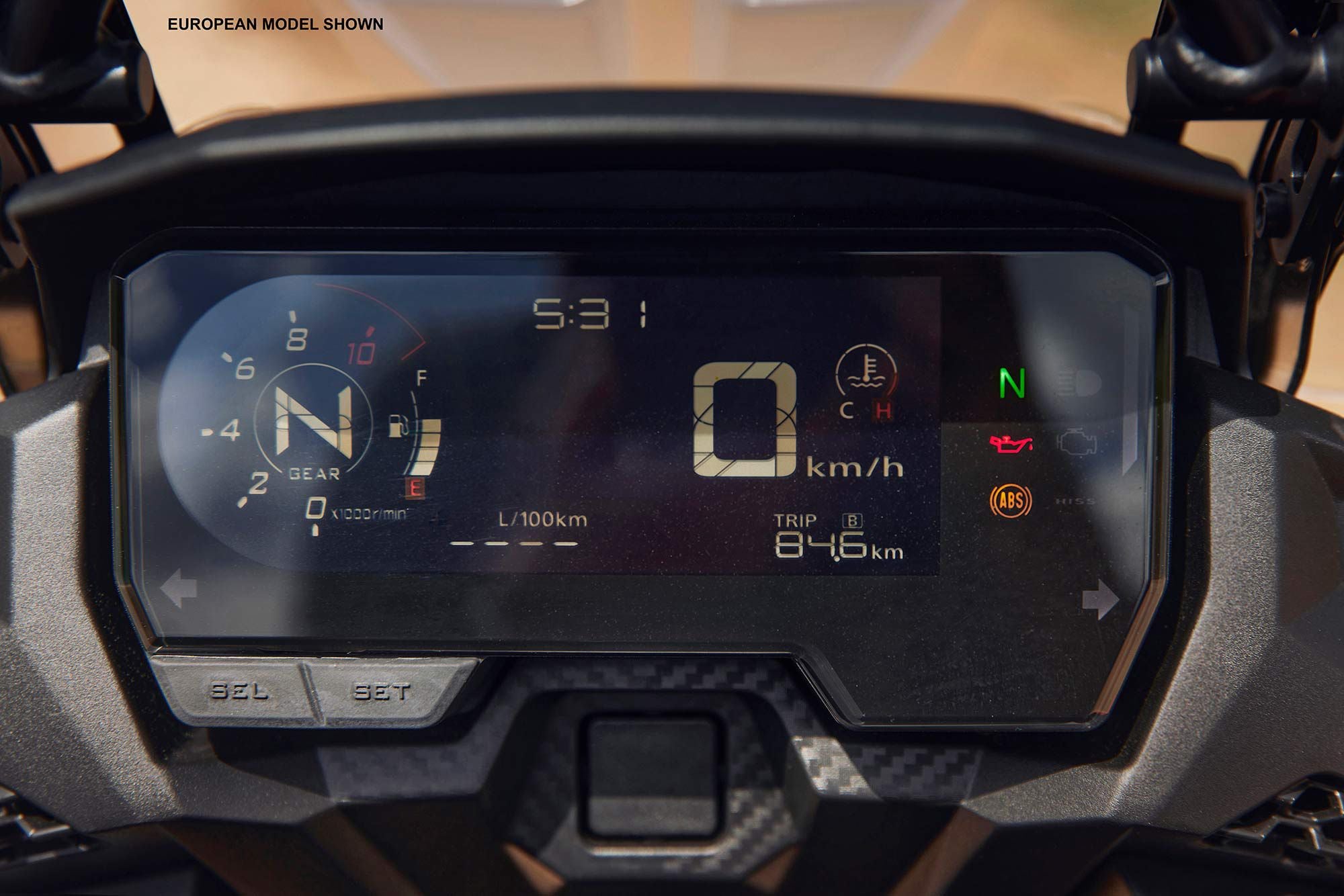 LCD instruments—set in a multi-surfaced and textured surrounding—give the affordable CB500X a premium look and feel.