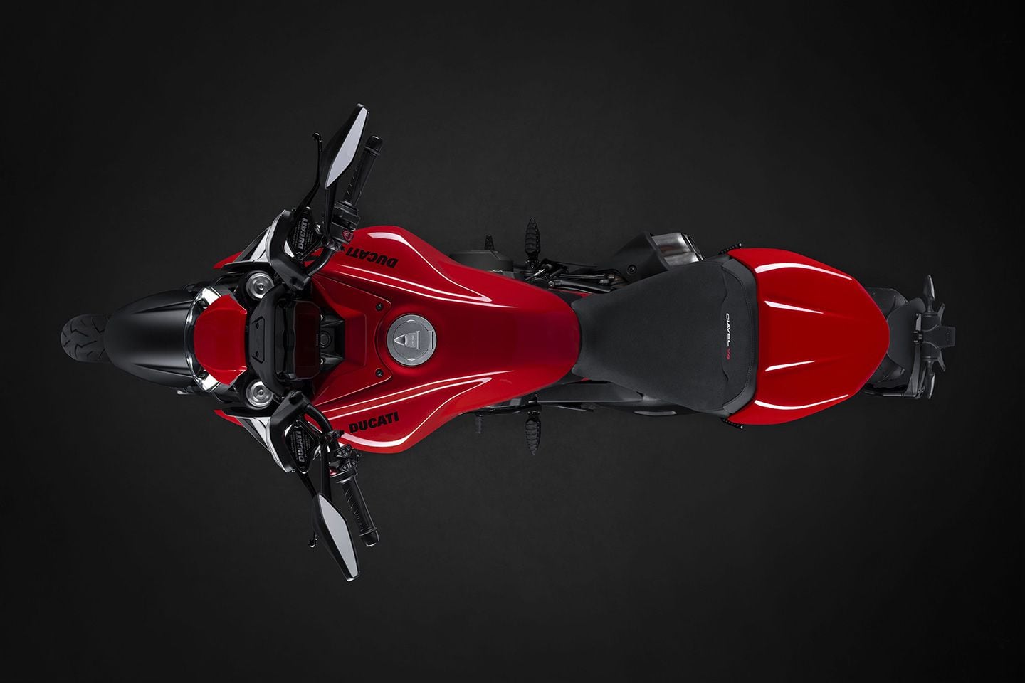 The so-called “sinuous top view,” one of the distinctive shapes that give Ducatis “a strong family resemblance” to their predecessors.