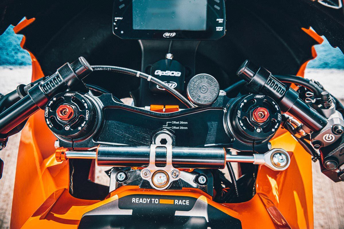 Up front you get a lightweight 43mm WP Apex Pro 7543 closed-cartridge fork offering numerous adjustments. Riders can also adjust the handlebars, and even tailor the “bite point” of the Brembo brakes from the master cylinder.