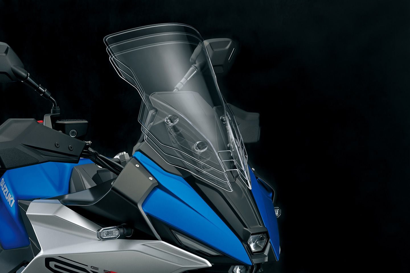 A model-specific windscreen is adjustable to three positions, enabling the rider to raise the screen by 1.7 inches. Tools are required, however, which feels like a big miss when you consider the intended use and that much of the GX+’s competition comes with screens that can be adjusted by hand, on the fly.