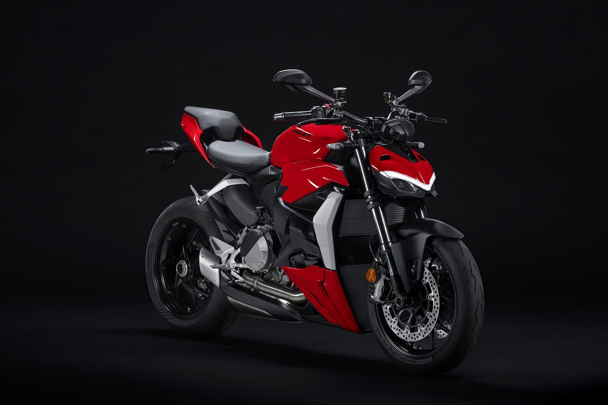 The new Streetfighter V2’s engine is a great choice. Even though it’s smaller than the original Streetfighter’s 1,098cc powerplant, it makes the same horsepower and meets current emissions standards.