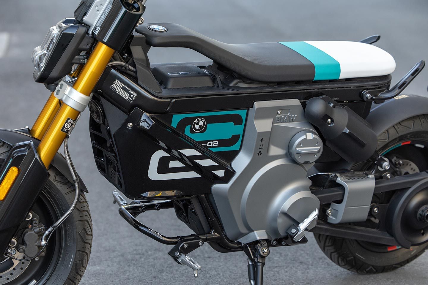 Did you know shops working on high-voltage electrics require special certification and training? This is one reason BMW kept the system voltage low (48v) on the CE 02. It also allows the system to be simpler and lighter. The two batteries are 1.95kWh usable capacity each.