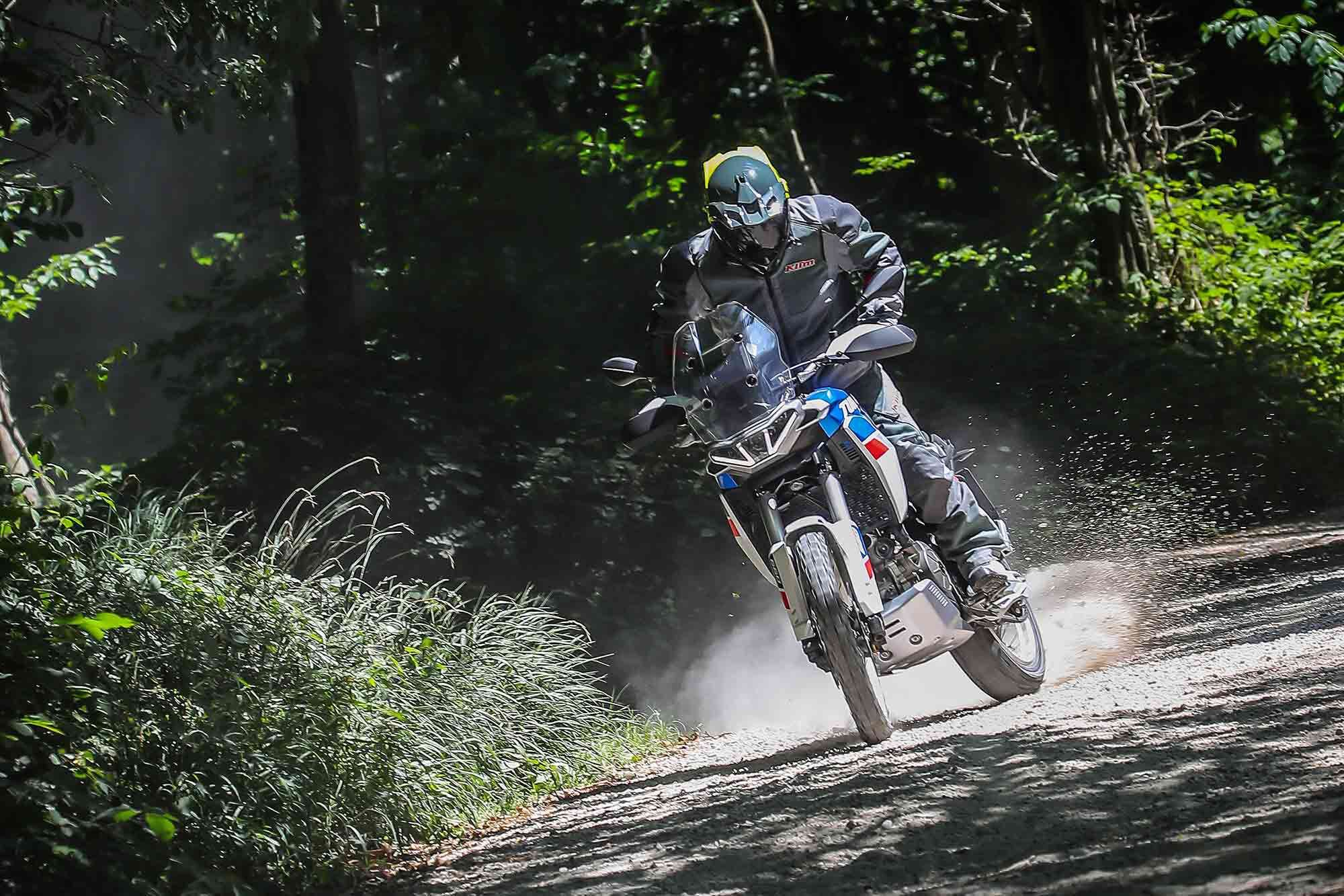 Throwing the Tuareg around in the dirt is easy thanks to a light and nimble chassis.