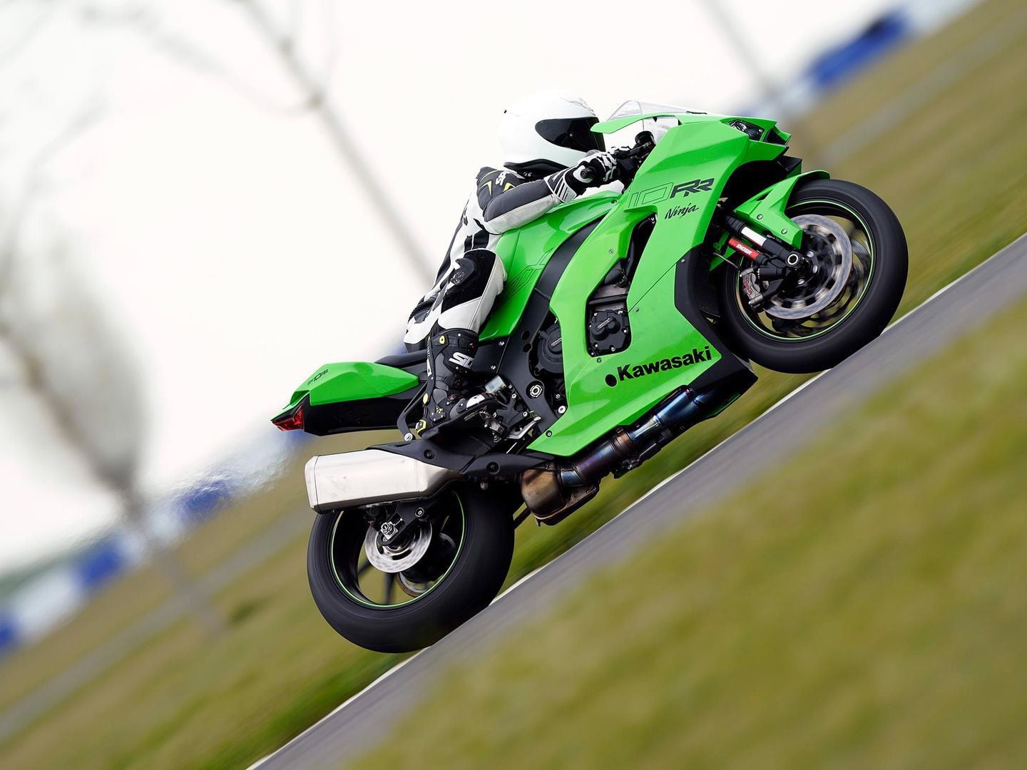 While the ZX-10RR has just 1 peak horsepower more than the ZX-10R, it feels more like 10 thanks to a quicker-revving engine and high redline.
