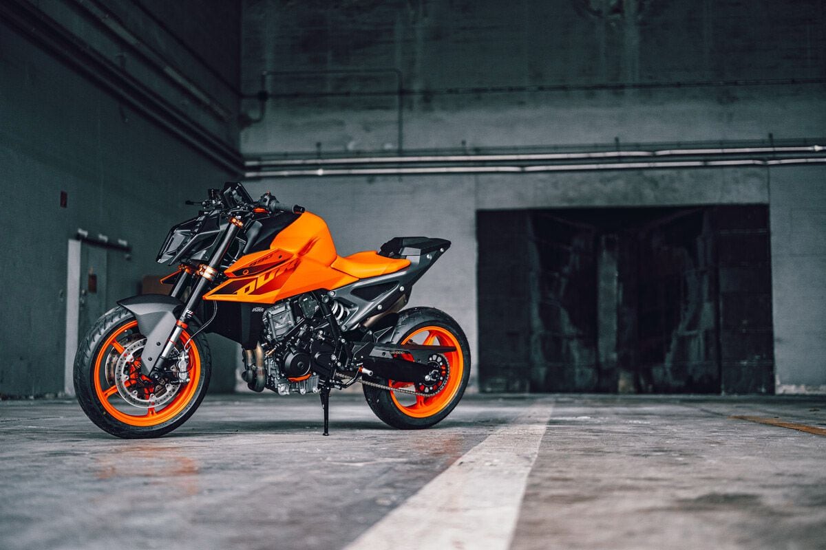 Available PowerParts spice up the 990 Duke look. Important to mention is that this bike is produced at KTM’s main plant in Mattighofen, Austria. That differs from the 790 Duke and 790 Adventure, which are built in China through KTM’s joint venture with CFMoto.