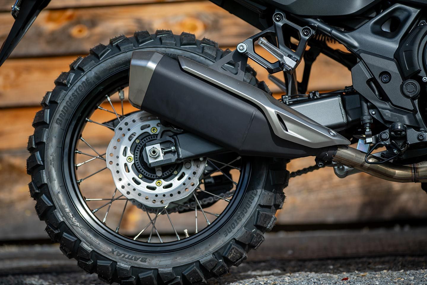 The rear brake utilizes a single 256mm disc with a single-piston caliper.