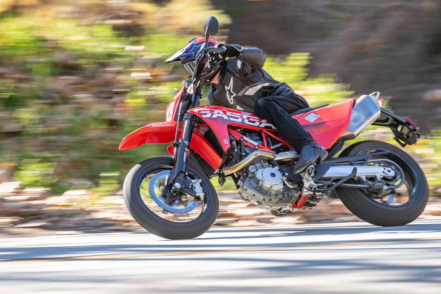 On smooth surfaces, the SM 700 provides positive front end feel.
