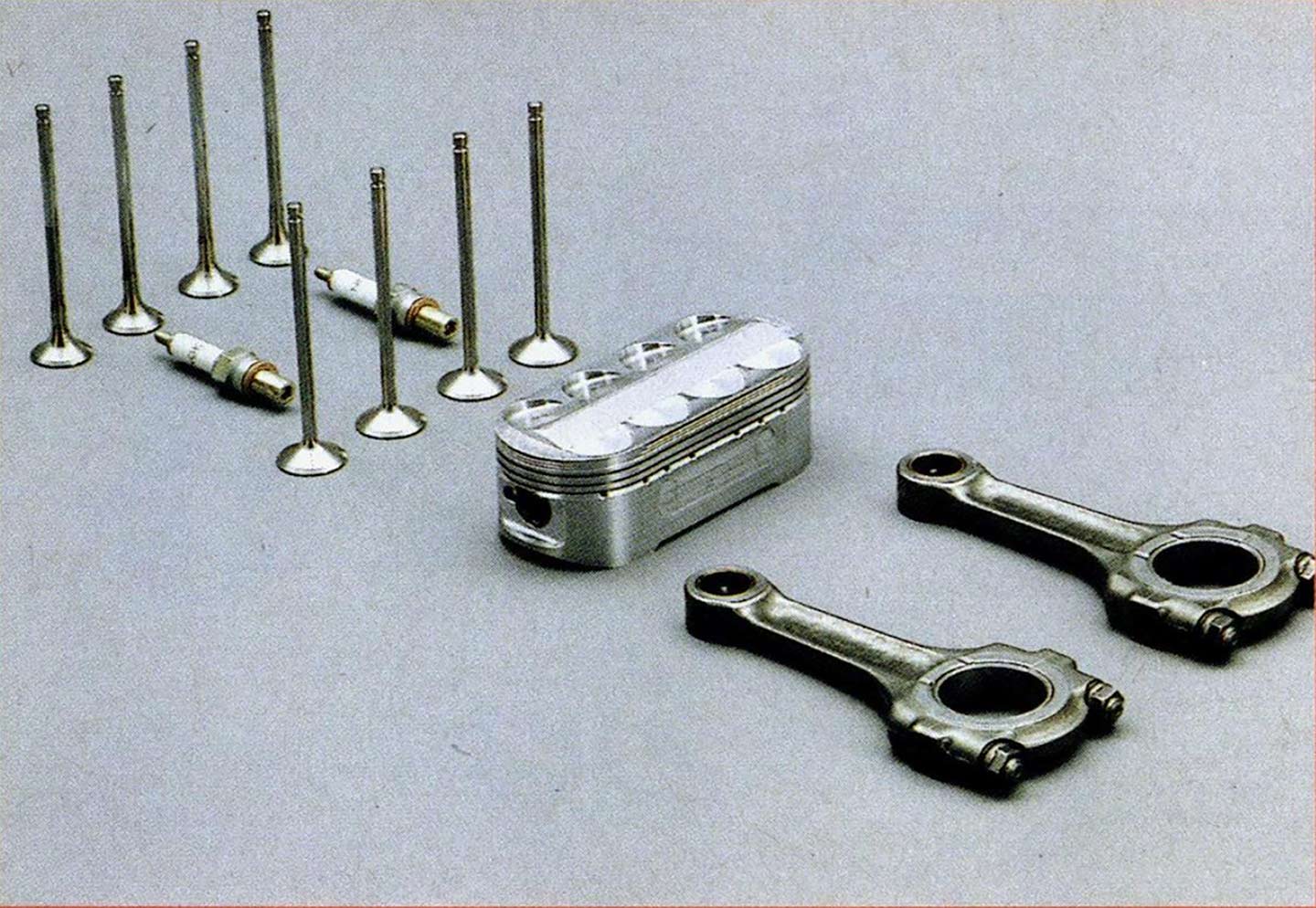 Two connecting rods were used on the oval piston to better distribute forces over the wide area of the oval piston.