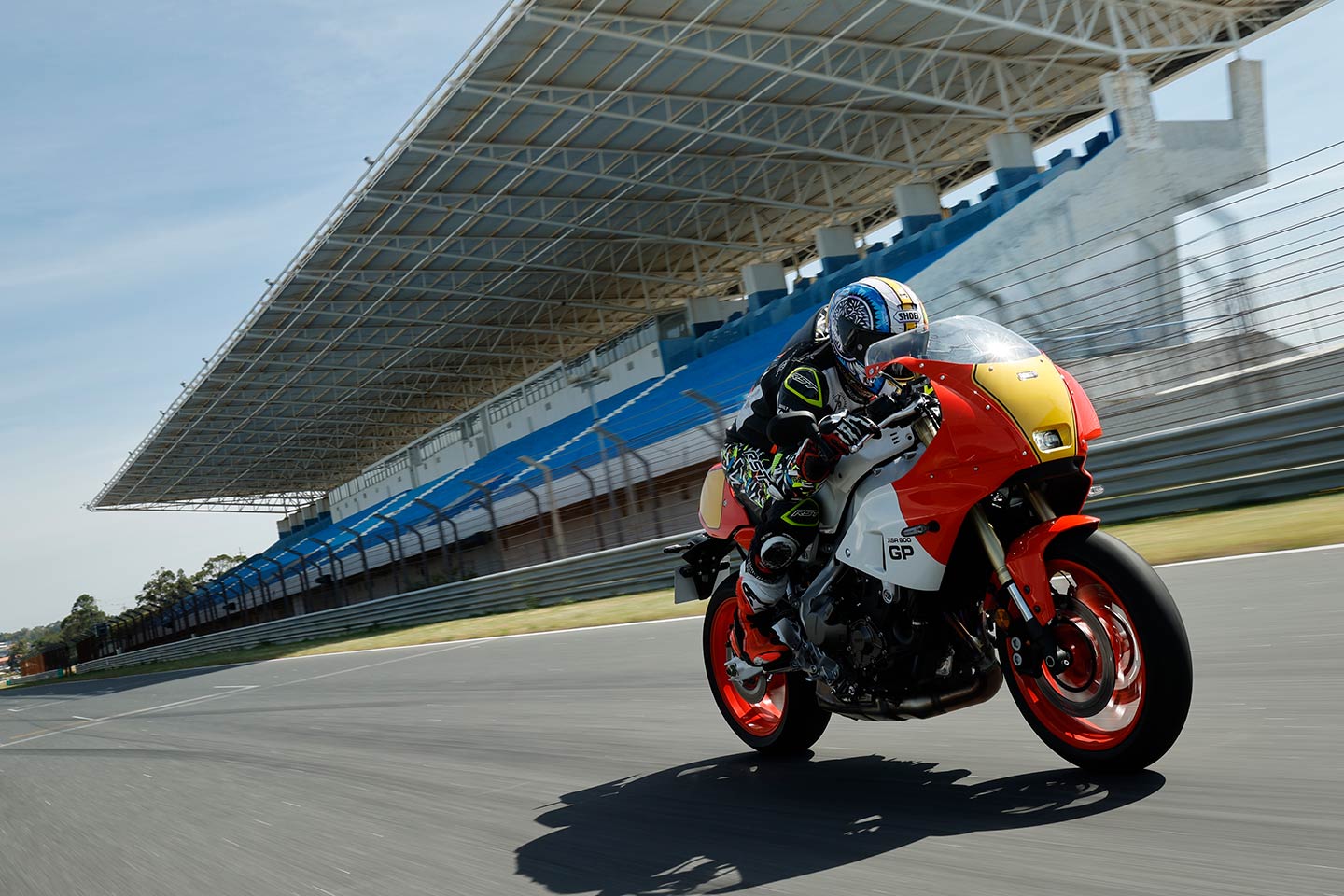 It’s easy to imagine you are Eddie Lawson tucked behind the windscreen.