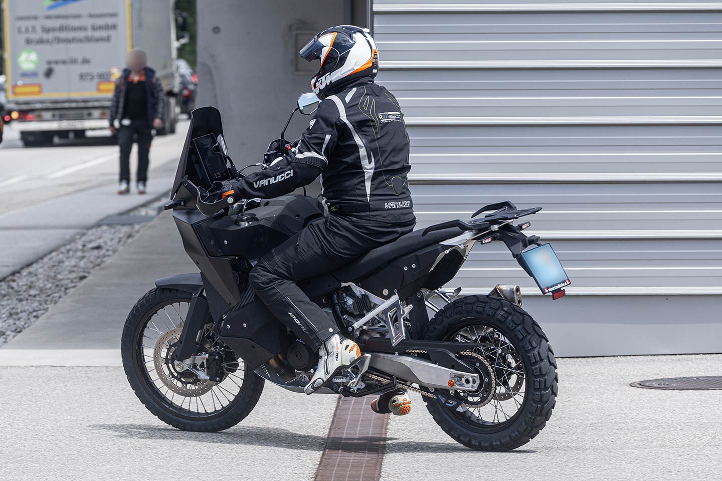 A large TFT dash is oriented vertically on the 990 Adventure.