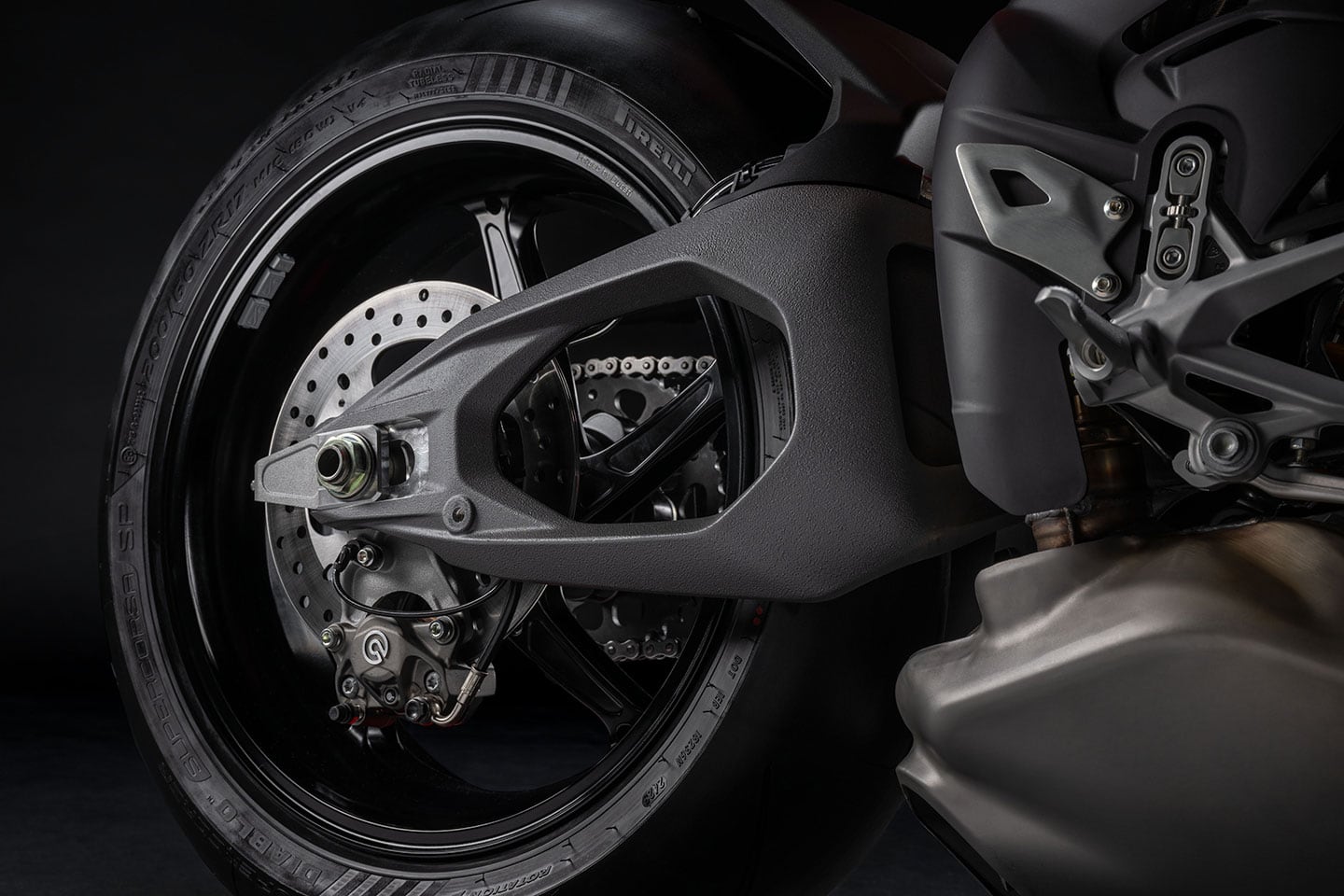The new two-sided swingarm of the 2025 Panigale V4’s is 37 percent less rigid than the previous model.