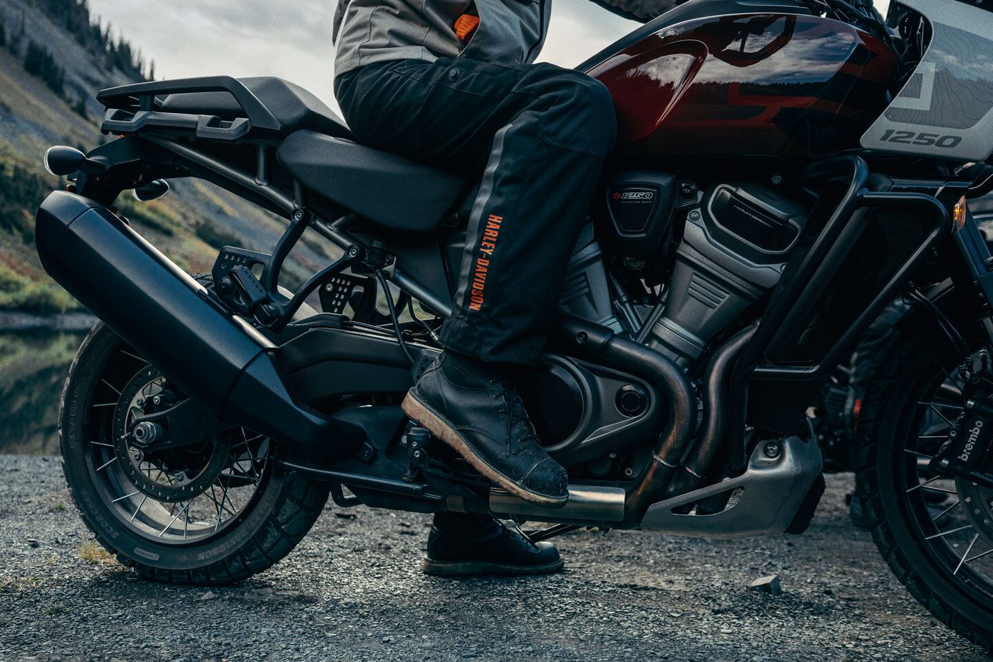 Some testers have complained the exhaust dumps a lot of heat, especially on the right leg.