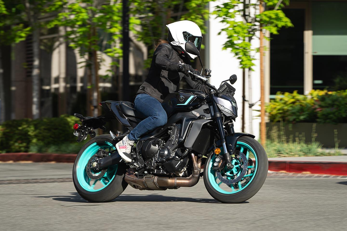 On paper, the changes to the rider triangle sounds drastic but in reality it still closely resembles the neutral upright position the MT has always had. For the petite riders out there: I am on my tip toes at stops since the MT-09 has a seat height of 32.5 inches.